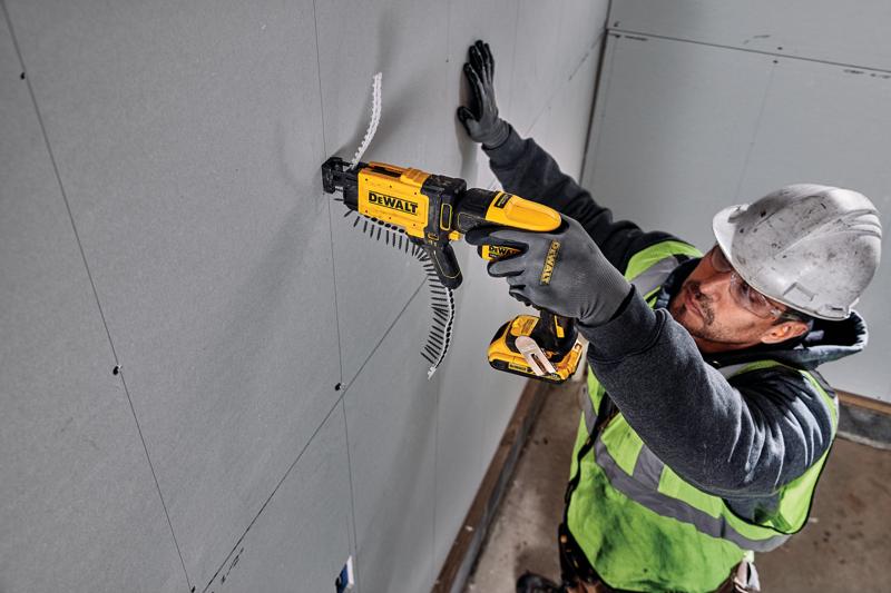Person nutzt einen DEWALT DCF6202 Schraubendreher für Trockenbau. Gesicht ist aus Datenschutzgründen unscharf.