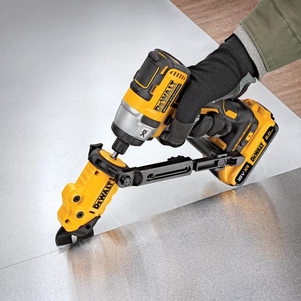 DEWALT Werkzeug mit Aufsatz schneidet Blech, bedient von einer behandschuhte Hand.