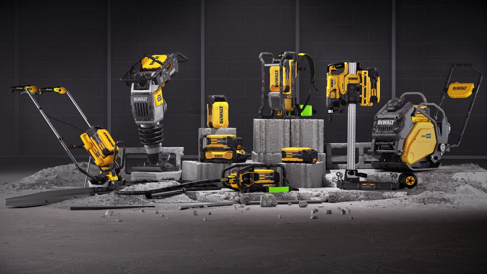Eine Auswahl an DEWALT Bauwerkzeugen und Geräten, die auf einer Betonfläche angeordnet sind. Die Werkzeuge umfassen verschiedene Elektrowerkzeuge, Sägen, Abbruchhämmer und Maschinen, die überwiegend gelb und schwarz sind und vor einem dunklen Hintergrund präsentiert werden.