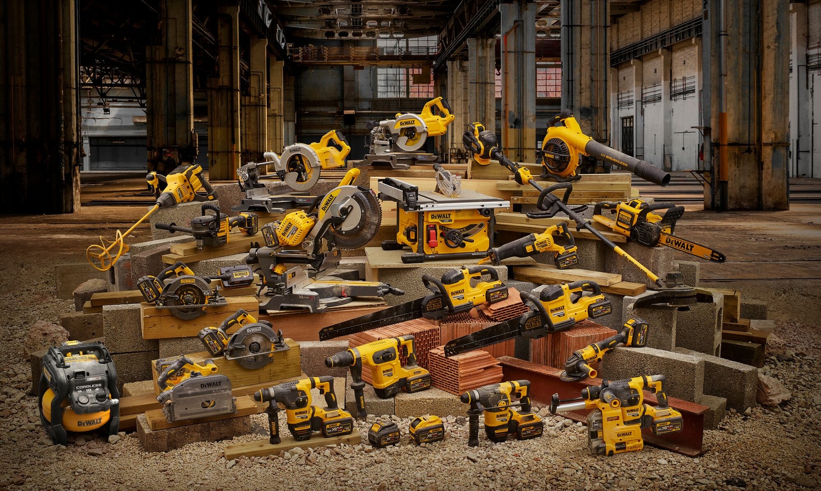 DEWALT Elektrowerkzeuge auf Baumaterialien in einer Industriehalle angeordnet.